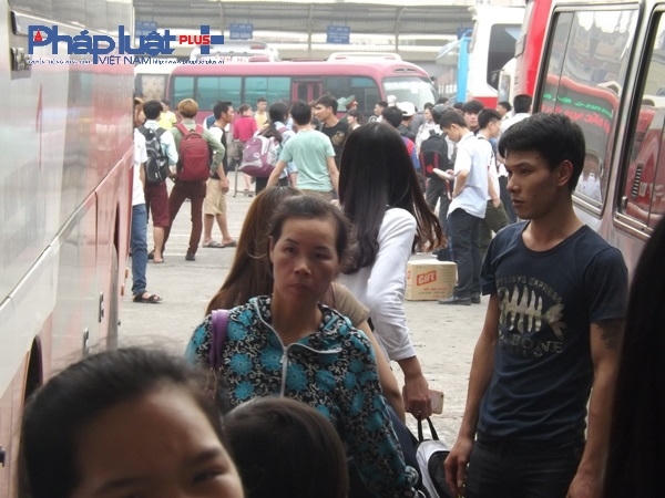 H&agrave; Nội: D&ograve;ng người &ugrave;n &ugrave;n &ldquo;rời đ&ocirc;&rdquo;, c&aacute;c cửa ng&otilde; &ugrave;n tắc