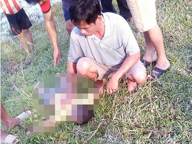 Một trong hai cháu bé được đưa lên bờ nhưng nạn nhân đã tử vong (ảnh Nguyễn Đức).