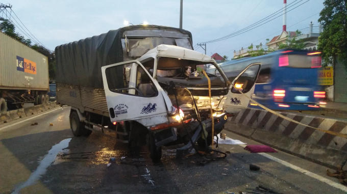Phần đầu xe tải hư hỏng hoàn toàn.