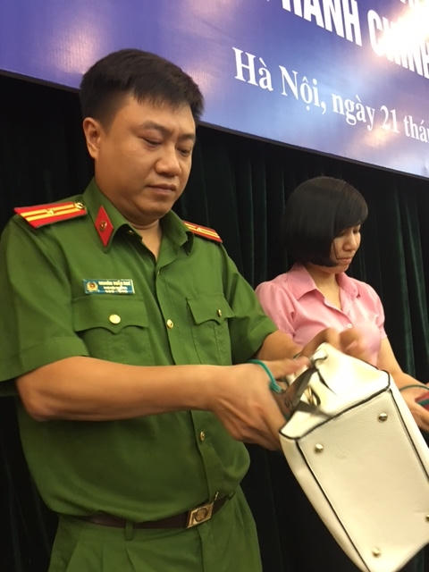 Những chiếc t&uacute;i giả nh&atilde;n hiệu được ti&ecirc;u hủy bằng c&aacute;ch cắt bỏ.