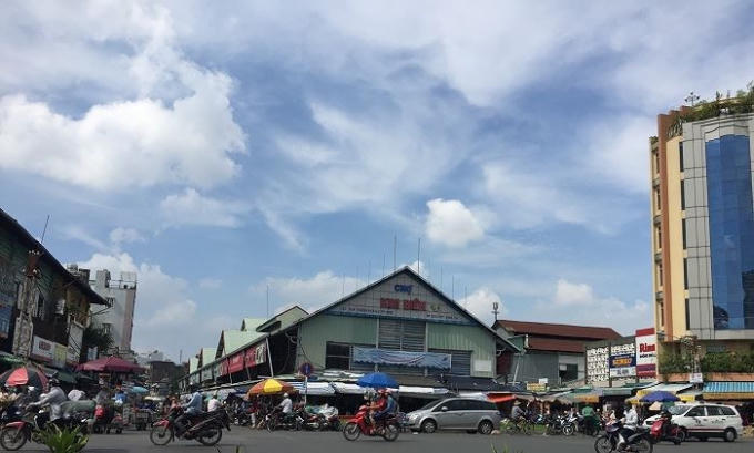 &nbsp;&nbsp;Nằm b&ecirc;n hong chợ h&oacute;a chất Kim Bi&ecirc;n, khu nh&agrave; đất rộng 1.100m2 tại số 33 Vạn Tường được Sở VHTT cho tư nh&acirc;n thu&ecirc; để l&agrave;m b&atilde;i giữ xe với gi&aacute; 27 triệu/th&aacute;ng. Điều đ&aacute;ng n&oacute;i đ&acirc;y l&agrave; khu đất nằm trong vị tr&iacute; đắc địa như kh&ocirc;ng hiểu l&yacute; do g&igrave; lại đi cho thu&ecirc; với gi&aacute; b&egrave;o.