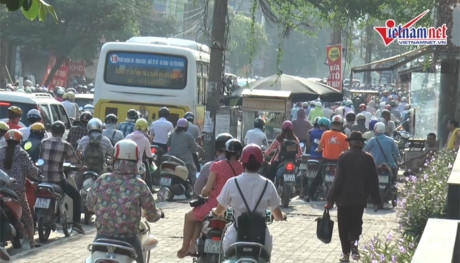 Xe máy lao lên vỉa hè