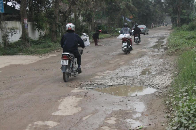Nhiều tuyến đường trên địa bàn xã Hưng Đông xuống cấp nghiêm trọng do xe tải trọng lớn chở vật liệu xây dựng.