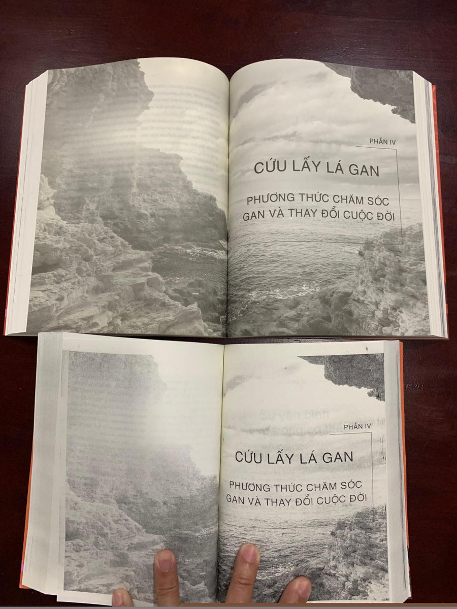 Hình ảnh giữa 2 bộ sách thật - giả được chụp lại