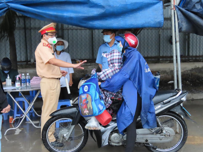 Nhiều người tham gia giao thông tự giác trong việc khai báo y tế, đo thân nhiệt và cùng cộng đồng ngăn chặn không cho dịch lây lan.