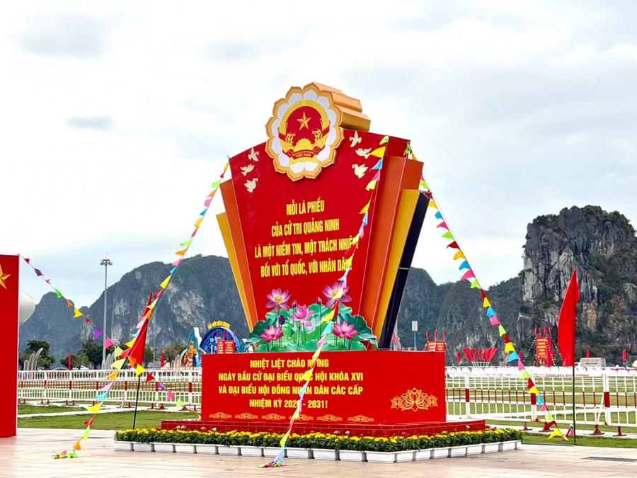Cụm trang trí tuyên truyền tại khu vực Quảng trường 30/10, tạo điểm nhấn cổ động cho ngày hội bầu cử.