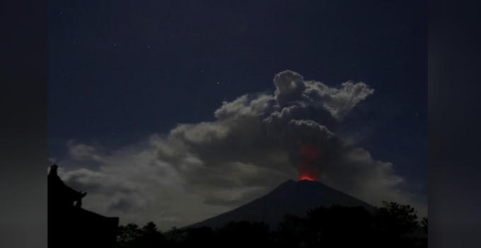 Núi lửa Agung phun trào trong đêm, ảnh được chụp từ làng Datah, Karangasem Regency ở Bali, Indonesia vào ngày 29/6/ 2018. (Ảnh: Reuters)