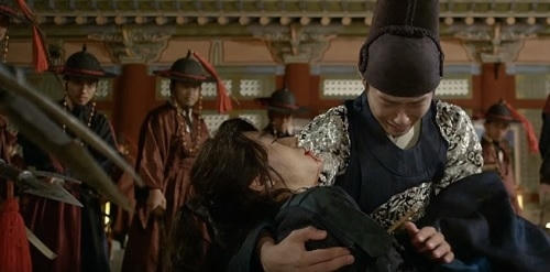 Thái tử đau đớn ôm Kim thị vệ trong lòng.