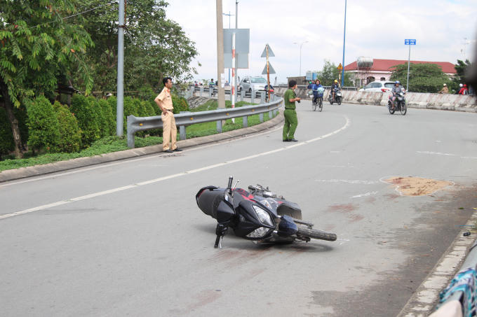 Nam thanh niên ôm cua trên cầu thì xảy ra tai nạn.