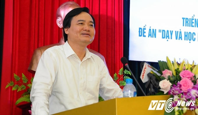 Bộ trưởng Phùng Xuân Nhạ cho rằng việc đào tạo ngoại ngữ phải bắt đầu từ chính việc đào tạo giáo viên chuẩn.
