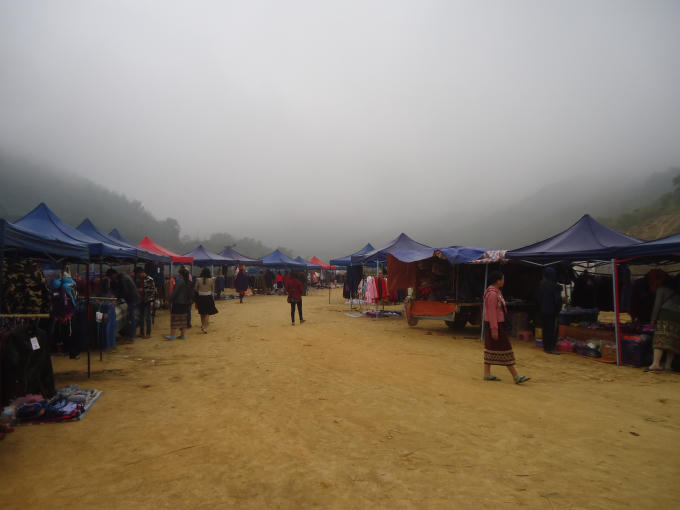 Chợ Nậm Xôi được thiết kế theo lối kiến trúc độc đáo của Lào. Chợ được làm bằng những tấm lều vải căng lên trên bãi đất trống. Sau phiên chợ, những tấm lều này sẽ được tháo dỡ. Và, chợ chỉ diễn ra vào sáng thứ 7 hàng tuần.