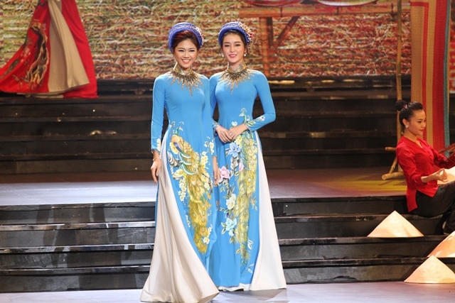 Á hậu Thanh Tú và Á hậu Huyền My khoe sắc trong trang phục áo dài của NTK Tuấn Hải.