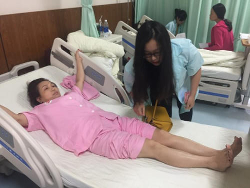 Sau gần 2 tuần phẫu thuật, các hoạt động vệ sinh cá nhân của bà Mai đều phải có sự trợ giúp của người thân.