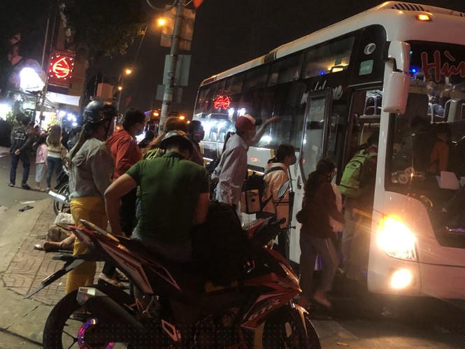  Các xe tấp nập đón khách