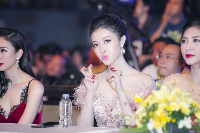 Người đẹp nhí nhảnh tạo dáng.