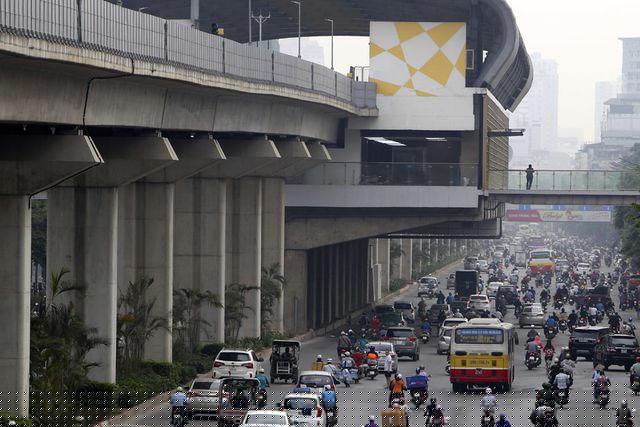 Có 12 nhà ga và 13 đoàn tàu, các nhà ga phần lớn nằm trên trục đường Nguyễn Trãi (quận Thanh Xuân), Quang Trung (quận Hà Đông). Hiện tại đại diện ban quản lý dự án cho biết đã hoàn thành được 99%, tuy nhiên có nhiều nguyên nhân khiến 1% còn lại chậm hoàn thành.