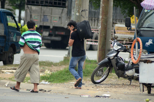 Cánh xe ôm bắt khách.