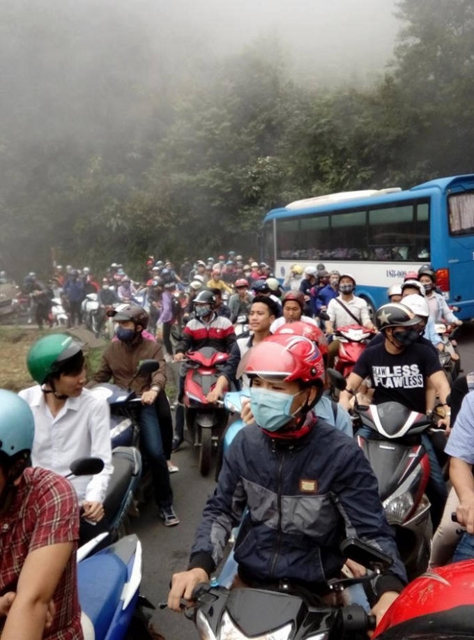 Hình ảnh tắc đường buổi sáng tại Tam Đảo.