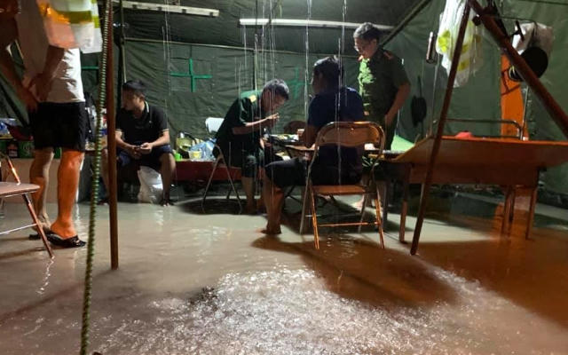 Lực lượng chức năng dầm mình dưới mưa xối xả “trực chiến” phòng, chống dịch Covid-19