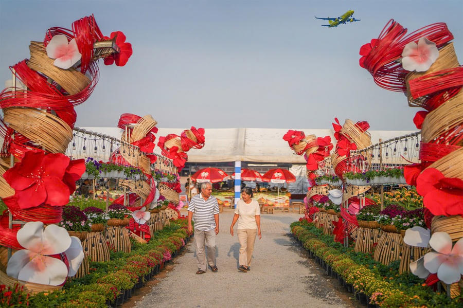 Không gian trang trí Tết đậm bản sắc truyền thống, thu hút nhiều gia đình và bạn trẻ chụp ảnh lưu niệm.