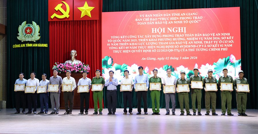 Đồng chí Hồ Văn Mừng, Ủy viên Ban Chấp hành Trung ương Đảng, Phó Bí thư Tỉnh ủy, Chủ tịch UBND tỉnh trao Bằng khen UBND tỉnh cho các tập thể