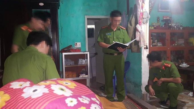 Lực lượng chức năng tiến hành khám nghiệm hiện trường vụ án mạng.