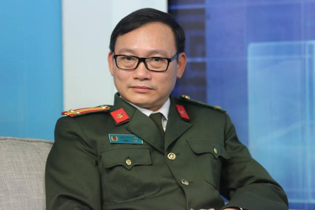 Trung tá Đào Trung Hiếu tư vấn một số kỹ năng ứng phó với tình huống cướp chặn đường để tài xế vừa đảm bảo an toàn, vừa không vướng vòng lao lý.
