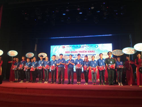 Lễ ra qu&acirc;n&nbsp;&ldquo;Tiếp sức m&ugrave;a thi 2016&rdquo;. (Ảnh: C&ocirc;ng an Nh&acirc;n d&acirc;n )