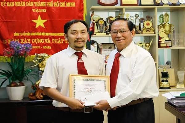 Ông Tạ Long Hỷ - GĐ Công ty Taxi Vinasun trao giấy khen Công ty cho lái xe trung thực Mai Công Chính.