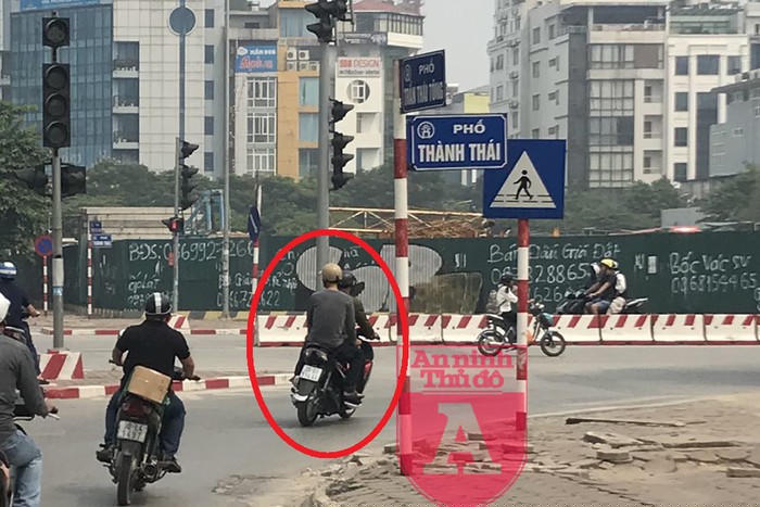 Đây là hình ảnh đặc biệt chưa từng được công bố. Hai đối tượng đèo nhau trên xe máy (khoanh đỏ) là Phương - Phú. Chúng đang trong quá trình