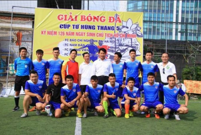 Đại biểu tham dự Lễ khai mạc chụp ảnh lưu niệm cùng với đội FC Nam Đàn.