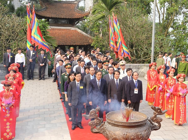 Đoàn lãnh đạo tỉnh dâng hương tại Đền Mẫu Âu Cơ vào sáng 6/3 âm lịch. (Nguồn: Baophutho.vn)