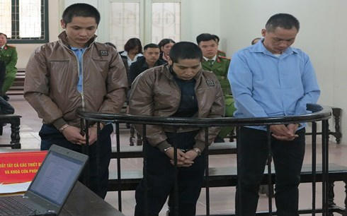 Các bị cáo trước vành móng ngựa.