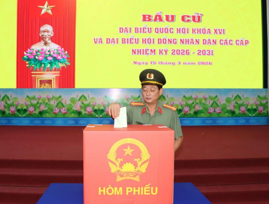 Ban Giám đốc Công an tỉnh Cà Mau, bỏ phiếu bầu cử.