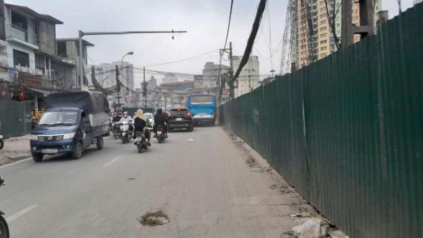 Trên tuyến đường Đê La Thành, đơn vị thi công đã tiến hành rào chắn nhưng cũng không chánh được bụi bẩn ảnh hưởng đến người tham gia giao thông.