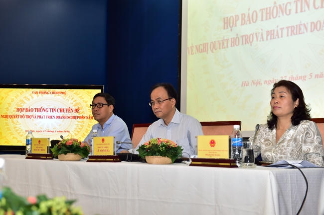 Từ trái qua, Thứ trưởng Bộ KH-ĐT Đặng Huy Đông, Phó Chủ nhiệm Văn phòng Chính phủ Lê Mạnh Hà và Tổng thư ký VCCI Phạm Thu Hằng chủ trì họp báo.