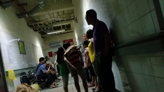 Người nhà nạn nhân đang quây kín khu cấp cứu BV ĐK tỉnh Hòa Bình.