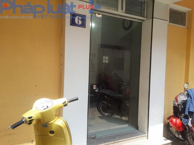Cửa ra vào của gia đình chị Phượng, hiện đang bị hủy giấy phép cải tạo.
