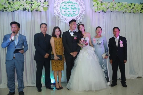Cả hai chụp hình với gia đình.