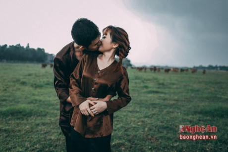 Đôi trẻ đã trao nhau tình yêu nồng nàn.