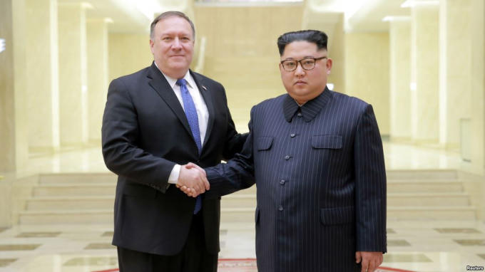 Lãnh đạo Bắc Triều Tiên Kim Jong Un bắt tay với Ngoại trưởng Mỹ Mike Pompeo vào ngày 9/5/ 2018. (Ảnh: Reuters)