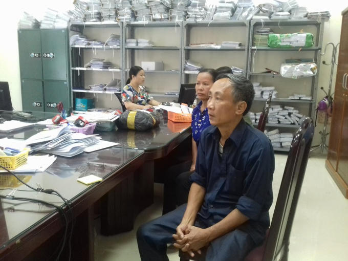 Ông Hàn Đức Long cùng vợ đến Tòa cấp cao nộp hồ sơ yêu cầu bồi thường.