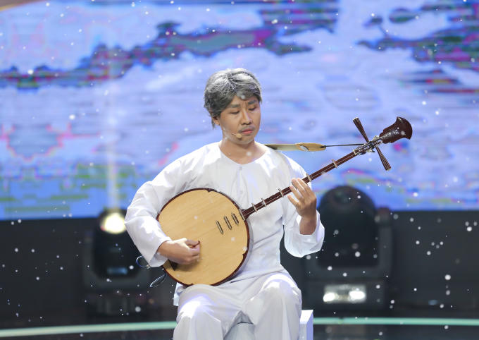 Nguyên Khang vào vai ông Tư chơi đàn nguyệt với