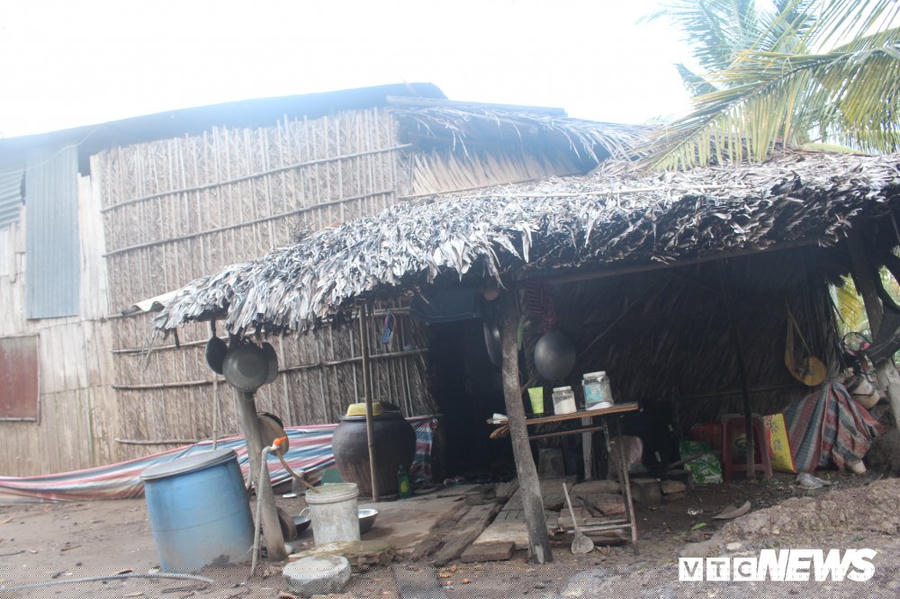 Căn nhà lá của anh Dũng dột nát đành ngậm ngùi chờ thành phố xử lý dự án