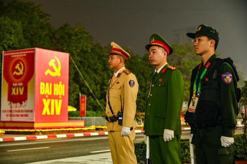 4h30 sáng ngày 19-1, các lực lượng Công an Thủ đô đã có mặt, triển khai đội hình ở các điểm theo phương án tổng thể bảo vệ an ninh, an toàn Đại hội Đảng lần thứ XIV của CATP.
			
				
					
						
					
					
						Trung tâm chỉ huy CATP Hà Nội điều hành toàn bộ công tác đảm bảo an ninh trật tự phục vụ Đại hội Đảng.
						
							
								
									
								
								
									Đại tá Nguyễn Tiến Đạt, Phó Giám đốc CATP Hà Nội trực tiếp chỉ đạo công tác đảm bảo an ninh trật tự phục vụ Đại hội Đảng tại Trung tâm chỉ huy CATP.
									
										
											
												
											
											
												Công tác phân luồng giao thông được thực hiện từ rất sớm, lực lượng Cảnh sát giao thông đã chủ động phân luồng đảm bảo giao thông cho các tuyến đường mà đoàn xe ưu tiên đi qua.
												
													
														
															
														
														
															Tổ Kiểm tra Điều lệnh CAND của CATP liên tục tuần tra, nhắc nhở CBCS giữ đúng tác phong, điều lệnh.
															
																
																	
																		
																	
																	
																		Lực lượng Công an Thủ đô cũng kết hợp chặt chẽ với lực lượng Bảo vệ an ninh trật tự ở cơ sở.
																		
																			
																				
																					
																				
																				
																					Đặc biệt, qua hệ thống camera AI, CATP cũng kích hoạt "làn sóng xanh", tín hiệu đèn xanh cả trục đường ưu tiên đoàn xe đón dẫn các đại biểu dự Đại hội Đảng toàn quốc lần thứ XIV.
																					
																						
																							
																								
																							
																							
																								Công tác dẫn đoàn diễn ra khoa học, bài bản...
																								
																									
																										
																											
																										
																										
																											Toàn bộ công tác phân luồng đón dẫn đoàn đều được thực hiện nghiêm túc...
																											
																												
																													
																														
																													
																													
																														Các công tác đảm bảo an ninh trật tự, an toàn giao thông được Công an Thủ đô thực hiện hiệu quả, đảm bảo thời gian...
																														
																															
																																
																																	
																																
																																
																																	Đoàn xe chở các đại biểu dự Đại hội Đảng toàn quốc lần thứ XIV tiến về Trung tâm hội nghị Quốc gia.
																																	
																																		
																																			
																																				
																																			
																																			
																																				Sáng 19/1, Đại hội đại biểu toàn quốc lần thứ XIV của Đảng bắt đầu phiên họp trù bị.
																																				
																																					
																																						
																																							
																																						
																																						
																																							Tham dự Đại hội có 1.586 đại biểu, đại diện cho các đảng bộ trực thuộc Trung ương, các đảng bộ trong khối cơ quan Trung ương, lực lượng vũ trang và đảng bộ ngoài nước...
																																							
																																								
																																									
																																										
																																									
																																									
																																										Thực hiện nghiêm chỉ đạo của Bộ Công an và lãnh đạo TP, Công an Hà Nội quyết tâm bảo vệ tuyệt đối an toàn Đại hội Đảng toàn quốc lần thứ XIV.
																																										
																																											
																																												
																																													
																																												
																																												
																																													Sự hiệp đồng chặt chẽ giữa lực lượng công an và quân đội.
																																													
																																														
																																															
																																																
																																															
																																															
																																																Cảnh sát giao thông Hà Nội trên phương tiện chuyên dụng thực hiện công tác dẫn đoàn.
																																																
																																																	
																																																		
																																																			
																																																		
																																																		
																																																			Đáng nói, vẫn còn 1 số trường hợp chưa tuân thủ sự điều tiết, phân luồng của lực lượng Công an. CATP khuyến cáo công dân phải tuân thủ tuyệt đối hiệu lệnh phân luồng của lực lượng chức năng. Những hành vi vi phạm sẽ bị xử lý nghiêm.
																																																			
																																																				
																																																					
																																																						
																																																					
																																																					
																																																						Sau khi đoàn xe đưa các đại biểu vào Trung tâm hội nghị Quốc gia, các lực lượng Công an Thủ đô đã tập trung phân luồng, giảm thiểu ùn tắc giao thông.
																																																						
																																																							
																																																								
																																																									
																																																								
																																																								
																																																									Tại các trục đường lớn, các lượng lượng phối hợp hiệu quả, không để ùn tắc kéo dài ảnh hưởng đến đời sống nhân dân.
																																																									
																																																										
																																																											
																																																												
																																																											
																																																											
																																																												Lực lượng Công an Thủ đô cũng hỗ trợ người dân ở các điểm giao thông trọng điểm.
																																																												
																																																													
																																																														
																																																															
																																																														
																																																														
																																																															Hình ảnh ấn tượng của Công an Thủ đô trong ngày đầu tiên của Đại hội Đảng toàn quốc lần thứ XIV
																																																														
																																																													
																																																												
																																																												
																																																											
																																																										
																																																									
																																																									
																																																								
																																																							
																																																						
																																																						
																																																					
																																																				
																																																			
																																																			
																																																		
																																																	
																																																
																																																
																																															
																																														
																																													
																																													
																																												
																																											
																																										
																																										
																																									
																																								
																																							
																																							
																																						
																																					
																																				
																																				
																																			
																																		
																																	
																																	
																																
																															
																														
																														
																													
																												
																											
																											
																										
																									
																								
																								
																							
																						
																					
																					
																				
																			
																		
																		
																	
																
															
															
														
													
												
												
											
										
									
									
								
							
						
						
					
				
			
			Trung tâm chỉ huy CATP Hà Nội điều hành toàn bộ công tác đảm bảo an ninh trật tự phục vụ Đại hội Đảng.
						
							
								
									
								
								
									Đại tá Nguyễn Tiến Đạt, Phó Giám đốc CATP Hà Nội trực tiếp chỉ đạo công tác đảm bảo an ninh trật tự phục vụ Đại hội Đảng tại Trung tâm chỉ huy CATP.
									
										
											
												
											
											
												Công tác phân luồng giao thông được thực hiện từ rất sớm, lực lượng Cảnh sát giao thông đã chủ động phân luồng đảm bảo giao thông cho các tuyến đường mà đoàn xe ưu tiên đi qua.
												
													
														
															
														
														
															Tổ Kiểm tra Điều lệnh CAND của CATP liên tục tuần tra, nhắc nhở CBCS giữ đúng tác phong, điều lệnh.
															
																
																	
																		
																	
																	
																		Lực lượng Công an Thủ đô cũng kết hợp chặt chẽ với lực lượng Bảo vệ an ninh trật tự ở cơ sở.
																		
																			
																				
																					
																				
																				
																					Đặc biệt, qua hệ thống camera AI, CATP cũng kích hoạt "làn sóng xanh", tín hiệu đèn xanh cả trục đường ưu tiên đoàn xe đón dẫn các đại biểu dự Đại hội Đảng toàn quốc lần thứ XIV.
																					
																						
																							
																								
																							
																							
																								Công tác dẫn đoàn diễn ra khoa học, bài bản...
																								
																									
																										
																											
																										
																										
																											Toàn bộ công tác phân luồng đón dẫn đoàn đều được thực hiện nghiêm túc...
																											
																												
																													
																														
																													
																													
																														Các công tác đảm bảo an ninh trật tự, an toàn giao thông được Công an Thủ đô thực hiện hiệu quả, đảm bảo thời gian...
																														
																															
																																
																																	
																																
																																
																																	Đoàn xe chở các đại biểu dự Đại hội Đảng toàn quốc lần thứ XIV tiến về Trung tâm hội nghị Quốc gia.
																																	
																																		
																																			
																																				
																																			
																																			
																																				Sáng 19/1, Đại hội đại biểu toàn quốc lần thứ XIV của Đảng bắt đầu phiên họp trù bị.
																																				
																																					
																																						
																																							
																																						
																																						
																																							Tham dự Đại hội có 1.586 đại biểu, đại diện cho các đảng bộ trực thuộc Trung ương, các đảng bộ trong khối cơ quan Trung ương, lực lượng vũ trang và đảng bộ ngoài nước...
																																							
																																								
																																									
																																										
																																									
																																									
																																										Thực hiện nghiêm chỉ đạo của Bộ Công an và lãnh đạo TP, Công an Hà Nội quyết tâm bảo vệ tuyệt đối an toàn Đại hội Đảng toàn quốc lần thứ XIV.
																																										
																																											
																																												
																																													
																																												
																																												
																																													Sự hiệp đồng chặt chẽ giữa lực lượng công an và quân đội.
																																													
																																														
																																															
																																																
																																															
																																															
																																																Cảnh sát giao thông Hà Nội trên phương tiện chuyên dụng thực hiện công tác dẫn đoàn.
																																																
																																																	
																																																		
																																																			
																																																		
																																																		
																																																			Đáng nói, vẫn còn 1 số trường hợp chưa tuân thủ sự điều tiết, phân luồng của lực lượng Công an. CATP khuyến cáo công dân phải tuân thủ tuyệt đối hiệu lệnh phân luồng của lực lượng chức năng. Những hành vi vi phạm sẽ bị xử lý nghiêm.
																																																			
																																																				
																																																					
																																																						
																																																					
																																																					
																																																						Sau khi đoàn xe đưa các đại biểu vào Trung tâm hội nghị Quốc gia, các lực lượng Công an Thủ đô đã tập trung phân luồng, giảm thiểu ùn tắc giao thông.
																																																						
																																																							
																																																								
																																																									
																																																								
																																																								
																																																									Tại các trục đường lớn, các lượng lượng phối hợp hiệu quả, không để ùn tắc kéo dài ảnh hưởng đến đời sống nhân dân.
																																																									
																																																										
																																																											
																																																												
																																																											
																																																											
																																																												Lực lượng Công an Thủ đô cũng hỗ trợ người dân ở các điểm giao thông trọng điểm.
																																																												
																																																													
																																																														
																																																															
																																																														
																																																														
																																																															Hình ảnh ấn tượng của Công an Thủ đô trong ngày đầu tiên của Đại hội Đảng toàn quốc lần thứ XIV
																																																														
																																																													
																																																												
																																																												
																																																											
																																																										
																																																									
																																																									
																																																								
																																																							
																																																						
																																																						
																																																					
																																																				
																																																			
																																																			
																																																		
																																																	
																																																
																																																
																																															
																																														
																																													
																																													
																																												
																																											
																																										
																																										
																																									
																																								
																																							
																																							
																																						
																																					
																																				
																																				
																																			
																																		
																																	
																																	
																																
																															
																														
																														
																													
																												
																											
																											
																										
																									
																								
																								
																							
																						
																					
																					
																				
																			
																		
																		
																	
																
															
															
														
													
												
												
											
										
									
									
								
							
						
						Đại tá Nguyễn Tiến Đạt, Phó Giám đốc CATP Hà Nội trực tiếp chỉ đạo công tác đảm bảo an ninh trật tự phục vụ Đại hội Đảng tại Trung tâm chỉ huy CATP.
									
										
											
												
											
											
												Công tác phân luồng giao thông được thực hiện từ rất sớm, lực lượng Cảnh sát giao thông đã chủ động phân luồng đảm bảo giao thông cho các tuyến đường mà đoàn xe ưu tiên đi qua.
												
													
														
															
														
														
															Tổ Kiểm tra Điều lệnh CAND của CATP liên tục tuần tra, nhắc nhở CBCS giữ đúng tác phong, điều lệnh.
															
																
																	
																		
																	
																	
																		Lực lượng Công an Thủ đô cũng kết hợp chặt chẽ với lực lượng Bảo vệ an ninh trật tự ở cơ sở.
																		
																			
																				
																					
																				
																				
																					Đặc biệt, qua hệ thống camera AI, CATP cũng kích hoạt "làn sóng xanh", tín hiệu đèn xanh cả trục đường ưu tiên đoàn xe đón dẫn các đại biểu dự Đại hội Đảng toàn quốc lần thứ XIV.
																					
																						
																							
																								
																							
																							
																								Công tác dẫn đoàn diễn ra khoa học, bài bản...
																								
																									
																										
																											
																										
																										
																											Toàn bộ công tác phân luồng đón dẫn đoàn đều được thực hiện nghiêm túc...
																											
																												
																													
																														
																													
																													
																														Các công tác đảm bảo an ninh trật tự, an toàn giao thông được Công an Thủ đô thực hiện hiệu quả, đảm bảo thời gian...
																														
																															
																																
																																	
																																
																																
																																	Đoàn xe chở các đại biểu dự Đại hội Đảng toàn quốc lần thứ XIV tiến về Trung tâm hội nghị Quốc gia.
																																	
																																		
																																			
																																				
																																			
																																			
																																				Sáng 19/1, Đại hội đại biểu toàn quốc lần thứ XIV của Đảng bắt đầu phiên họp trù bị.
																																				
																																					
																																						
																																							
																																						
																																						
																																							Tham dự Đại hội có 1.586 đại biểu, đại diện cho các đảng bộ trực thuộc Trung ương, các đảng bộ trong khối cơ quan Trung ương, lực lượng vũ trang và đảng bộ ngoài nước...
																																							
																																								
																																									
																																										
																																									
																																									
																																										Thực hiện nghiêm chỉ đạo của Bộ Công an và lãnh đạo TP, Công an Hà Nội quyết tâm bảo vệ tuyệt đối an toàn Đại hội Đảng toàn quốc lần thứ XIV.
																																										
																																											
																																												
																																													
																																												
																																												
																																													Sự hiệp đồng chặt chẽ giữa lực lượng công an và quân đội.
																																													
																																														
																																															
																																																
																																															
																																															
																																																Cảnh sát giao thông Hà Nội trên phương tiện chuyên dụng thực hiện công tác dẫn đoàn.
																																																
																																																	
																																																		
																																																			
																																																		
																																																		
																																																			Đáng nói, vẫn còn 1 số trường hợp chưa tuân thủ sự điều tiết, phân luồng của lực lượng Công an. CATP khuyến cáo công dân phải tuân thủ tuyệt đối hiệu lệnh phân luồng của lực lượng chức năng. Những hành vi vi phạm sẽ bị xử lý nghiêm.
																																																			
																																																				
																																																					
																																																						
																																																					
																																																					
																																																						Sau khi đoàn xe đưa các đại biểu vào Trung tâm hội nghị Quốc gia, các lực lượng Công an Thủ đô đã tập trung phân luồng, giảm thiểu ùn tắc giao thông.
																																																						
																																																							
																																																								
																																																									
																																																								
																																																								
																																																									Tại các trục đường lớn, các lượng lượng phối hợp hiệu quả, không để ùn tắc kéo dài ảnh hưởng đến đời sống nhân dân.
																																																									
																																																										
																																																											
																																																												
																																																											
																																																											
																																																												Lực lượng Công an Thủ đô cũng hỗ trợ người dân ở các điểm giao thông trọng điểm.
																																																												
																																																													
																																																														
																																																															
																																																														
																																																														
																																																															Hình ảnh ấn tượng của Công an Thủ đô trong ngày đầu tiên của Đại hội Đảng toàn quốc lần thứ XIV
																																																														
																																																													
																																																												
																																																												
																																																											
																																																										
																																																									
																																																									
																																																								
																																																							
																																																						
																																																						
																																																					
																																																				
																																																			
																																																			
																																																		
																																																	
																																																
																																																
																																															
																																														
																																													
																																													
																																												
																																											
																																										
																																										
																																									
																																								
																																							
																																							
																																						
																																					
																																				
																																				
																																			
																																		
																																	
																																	
																																
																															
																														
																														
																													
																												
																											
																											
																										
																									
																								
																								
																							
																						
																					
																					
																				
																			
																		
																		
																	
																
															
															
														
													
												
												
											
										
									
									Công tác phân luồng giao thông được thực hiện từ rất sớm, lực lượng Cảnh sát giao thông đã chủ động phân luồng đảm bảo giao thông cho các tuyến đường mà đoàn xe ưu tiên đi qua.
												
													
														
															
														
														
															Tổ Kiểm tra Điều lệnh CAND của CATP liên tục tuần tra, nhắc nhở CBCS giữ đúng tác phong, điều lệnh.
															
																
																	
																		
																	
																	
																		Lực lượng Công an Thủ đô cũng kết hợp chặt chẽ với lực lượng Bảo vệ an ninh trật tự ở cơ sở.
																		
																			
																				
																					
																				
																				
																					Đặc biệt, qua hệ thống camera AI, CATP cũng kích hoạt "làn sóng xanh", tín hiệu đèn xanh cả trục đường ưu tiên đoàn xe đón dẫn các đại biểu dự Đại hội Đảng toàn quốc lần thứ XIV.
																					
																						
																							
																								
																							
																							
																								Công tác dẫn đoàn diễn ra khoa học, bài bản...
																								
																									
																										
																											
																										
																										
																											Toàn bộ công tác phân luồng đón dẫn đoàn đều được thực hiện nghiêm túc...
																											
																												
																													
																														
																													
																													
																														Các công tác đảm bảo an ninh trật tự, an toàn giao thông được Công an Thủ đô thực hiện hiệu quả, đảm bảo thời gian...
																														
																															
																																
																																	
																																
																																
																																	Đoàn xe chở các đại biểu dự Đại hội Đảng toàn quốc lần thứ XIV tiến về Trung tâm hội nghị Quốc gia.
																																	
																																		
																																			
																																				
																																			
																																			
																																				Sáng 19/1, Đại hội đại biểu toàn quốc lần thứ XIV của Đảng bắt đầu phiên họp trù bị.
																																				
																																					
																																						
																																							
																																						
																																						
																																							Tham dự Đại hội có 1.586 đại biểu, đại diện cho các đảng bộ trực thuộc Trung ương, các đảng bộ trong khối cơ quan Trung ương, lực lượng vũ trang và đảng bộ ngoài nước...
																																							
																																								
																																									
																																										
																																									
																																									
																																										Thực hiện nghiêm chỉ đạo của Bộ Công an và lãnh đạo TP, Công an Hà Nội quyết tâm bảo vệ tuyệt đối an toàn Đại hội Đảng toàn quốc lần thứ XIV.
																																										
																																											
																																												
																																													
																																												
																																												
																																													Sự hiệp đồng chặt chẽ giữa lực lượng công an và quân đội.
																																													
																																														
																																															
																																																
																																															
																																															
																																																Cảnh sát giao thông Hà Nội trên phương tiện chuyên dụng thực hiện công tác dẫn đoàn.
																																																
																																																	
																																																		
																																																			
																																																		
																																																		
																																																			Đáng nói, vẫn còn 1 số trường hợp chưa tuân thủ sự điều tiết, phân luồng của lực lượng Công an. CATP khuyến cáo công dân phải tuân thủ tuyệt đối hiệu lệnh phân luồng của lực lượng chức năng. Những hành vi vi phạm sẽ bị xử lý nghiêm.
																																																			
																																																				
																																																					
																																																						
																																																					
																																																					
																																																						Sau khi đoàn xe đưa các đại biểu vào Trung tâm hội nghị Quốc gia, các lực lượng Công an Thủ đô đã tập trung phân luồng, giảm thiểu ùn tắc giao thông.
																																																						
																																																							
																																																								
																																																									
																																																								
																																																								
																																																									Tại các trục đường lớn, các lượng lượng phối hợp hiệu quả, không để ùn tắc kéo dài ảnh hưởng đến đời sống nhân dân.
																																																									
																																																										
																																																											
																																																												
																																																											
																																																											
																																																												Lực lượng Công an Thủ đô cũng hỗ trợ người dân ở các điểm giao thông trọng điểm.
																																																												
																																																													
																																																														
																																																															
																																																														
																																																														
																																																															Hình ảnh ấn tượng của Công an Thủ đô trong ngày đầu tiên của Đại hội Đảng toàn quốc lần thứ XIV
																																																														
																																																													
																																																												
																																																												
																																																											
																																																										
																																																									
																																																									
																																																								
																																																							
																																																						
																																																						
																																																					
																																																				
																																																			
																																																			
																																																		
																																																	
																																																
																																																
																																															
																																														
																																													
																																													
																																												
																																											
																																										
																																										
																																									
																																								
																																							
																																							
																																						
																																					
																																				
																																				
																																			
																																		
																																	
																																	
																																
																															
																														
																														
																													
																												
																											
																											
																										
																									
																								
																								
																							
																						
																					
																					
																				
																			
																		
																		
																	
																
															
															
														
													
												
												Tổ Kiểm tra Điều lệnh CAND của CATP liên tục tuần tra, nhắc nhở CBCS giữ đúng tác phong, điều lệnh.
															
																
																	
																		
																	
																	
																		Lực lượng Công an Thủ đô cũng kết hợp chặt chẽ với lực lượng Bảo vệ an ninh trật tự ở cơ sở.
																		
																			
																				
																					
																				
																				
																					Đặc biệt, qua hệ thống camera AI, CATP cũng kích hoạt "làn sóng xanh", tín hiệu đèn xanh cả trục đường ưu tiên đoàn xe đón dẫn các đại biểu dự Đại hội Đảng toàn quốc lần thứ XIV.
																					
																						
																							
																								
																							
																							
																								Công tác dẫn đoàn diễn ra khoa học, bài bản...
																								
																									
																										
																											
																										
																										
																											Toàn bộ công tác phân luồng đón dẫn đoàn đều được thực hiện nghiêm túc...
																											
																												
																													
																														
																													
																													
																														Các công tác đảm bảo an ninh trật tự, an toàn giao thông được Công an Thủ đô thực hiện hiệu quả, đảm bảo thời gian...
																														
																															
																																
																																	
																																
																																
																																	Đoàn xe chở các đại biểu dự Đại hội Đảng toàn quốc lần thứ XIV tiến về Trung tâm hội nghị Quốc gia.
																																	
																																		
																																			
																																				
																																			
																																			
																																				Sáng 19/1, Đại hội đại biểu toàn quốc lần thứ XIV của Đảng bắt đầu phiên họp trù bị.
																																				
																																					
																																						
																																							
																																						
																																						
																																							Tham dự Đại hội có 1.586 đại biểu, đại diện cho các đảng bộ trực thuộc Trung ương, các đảng bộ trong khối cơ quan Trung ương, lực lượng vũ trang và đảng bộ ngoài nước...
																																							
																																								
																																									
																																										
																																									
																																									
																																										Thực hiện nghiêm chỉ đạo của Bộ Công an và lãnh đạo TP, Công an Hà Nội quyết tâm bảo vệ tuyệt đối an toàn Đại hội Đảng toàn quốc lần thứ XIV.
																																										
																																											
																																												
																																													
																																												
																																												
																																													Sự hiệp đồng chặt chẽ giữa lực lượng công an và quân đội.
																																													
																																														
																																															
																																																
																																															
																																															
																																																Cảnh sát giao thông Hà Nội trên phương tiện chuyên dụng thực hiện công tác dẫn đoàn.
																																																
																																																	
																																																		
																																																			
																																																		
																																																		
																																																			Đáng nói, vẫn còn 1 số trường hợp chưa tuân thủ sự điều tiết, phân luồng của lực lượng Công an. CATP khuyến cáo công dân phải tuân thủ tuyệt đối hiệu lệnh phân luồng của lực lượng chức năng. Những hành vi vi phạm sẽ bị xử lý nghiêm.
																																																			
																																																				
																																																					
																																																						
																																																					
																																																					
																																																						Sau khi đoàn xe đưa các đại biểu vào Trung tâm hội nghị Quốc gia, các lực lượng Công an Thủ đô đã tập trung phân luồng, giảm thiểu ùn tắc giao thông.
																																																						
																																																							
																																																								
																																																									
																																																								
																																																								
																																																									Tại các trục đường lớn, các lượng lượng phối hợp hiệu quả, không để ùn tắc kéo dài ảnh hưởng đến đời sống nhân dân.
																																																									
																																																										
																																																											
																																																												
																																																											
																																																											
																																																												Lực lượng Công an Thủ đô cũng hỗ trợ người dân ở các điểm giao thông trọng điểm.
																																																												
																																																													
																																																														
																																																															
																																																														
																																																														
																																																															Hình ảnh ấn tượng của Công an Thủ đô trong ngày đầu tiên của Đại hội Đảng toàn quốc lần thứ XIV
																																																														
																																																													
																																																												
																																																												
																																																											
																																																										
																																																									
																																																									
																																																								
																																																							
																																																						
																																																						
																																																					
																																																				
																																																			
																																																			
																																																		
																																																	
																																																
																																																
																																															
																																														
																																													
																																													
																																												
																																											
																																										
																																										
																																									
																																								
																																							
																																							
																																						
																																					
																																				
																																				
																																			
																																		
																																	
																																	
																																
																															
																														
																														
																													
																												
																											
																											
																										
																									
																								
																								
																							
																						
																					
																					
																				
																			
																		
																		
																	
																
															
															Lực lượng Công an Thủ đô cũng kết hợp chặt chẽ với lực lượng Bảo vệ an ninh trật tự ở cơ sở.
																		
																			
																				
																					
																				
																				
																					Đặc biệt, qua hệ thống camera AI, CATP cũng kích hoạt "làn sóng xanh", tín hiệu đèn xanh cả trục đường ưu tiên đoàn xe đón dẫn các đại biểu dự Đại hội Đảng toàn quốc lần thứ XIV.
																					
																						
																							
																								
																							
																							
																								Công tác dẫn đoàn diễn ra khoa học, bài bản...
																								
																									
																										
																											
																										
																										
																											Toàn bộ công tác phân luồng đón dẫn đoàn đều được thực hiện nghiêm túc...
																											
																												
																													
																														
																													
																													
																														Các công tác đảm bảo an ninh trật tự, an toàn giao thông được Công an Thủ đô thực hiện hiệu quả, đảm bảo thời gian...
																														
																															
																																
																																	
																																
																																
																																	Đoàn xe chở các đại biểu dự Đại hội Đảng toàn quốc lần thứ XIV tiến về Trung tâm hội nghị Quốc gia.
																																	
																																		
																																			
																																				
																																			
																																			
																																				Sáng 19/1, Đại hội đại biểu toàn quốc lần thứ XIV của Đảng bắt đầu phiên họp trù bị.
																																				
																																					
																																						
																																							
																																						
																																						
																																							Tham dự Đại hội có 1.586 đại biểu, đại diện cho các đảng bộ trực thuộc Trung ương, các đảng bộ trong khối cơ quan Trung ương, lực lượng vũ trang và đảng bộ ngoài nước...
																																							
																																								
																																									
																																										
																																									
																																									
																																										Thực hiện nghiêm chỉ đạo của Bộ Công an và lãnh đạo TP, Công an Hà Nội quyết tâm bảo vệ tuyệt đối an toàn Đại hội Đảng toàn quốc lần thứ XIV.
																																										
																																											
																																												
																																													
																																												
																																												
																																													Sự hiệp đồng chặt chẽ giữa lực lượng công an và quân đội.
																																													
																																														
																																															
																																																
																																															
																																															
																																																Cảnh sát giao thông Hà Nội trên phương tiện chuyên dụng thực hiện công tác dẫn đoàn.
																																																
																																																	
																																																		
																																																			
																																																		
																																																		
																																																			Đáng nói, vẫn còn 1 số trường hợp chưa tuân thủ sự điều tiết, phân luồng của lực lượng Công an. CATP khuyến cáo công dân phải tuân thủ tuyệt đối hiệu lệnh phân luồng của lực lượng chức năng. Những hành vi vi phạm sẽ bị xử lý nghiêm.
																																																			
																																																				
																																																					
																																																						
																																																					
																																																					
																																																						Sau khi đoàn xe đưa các đại biểu vào Trung tâm hội nghị Quốc gia, các lực lượng Công an Thủ đô đã tập trung phân luồng, giảm thiểu ùn tắc giao thông.
																																																						
																																																							
																																																								
																																																									
																																																								
																																																								
																																																									Tại các trục đường lớn, các lượng lượng phối hợp hiệu quả, không để ùn tắc kéo dài ảnh hưởng đến đời sống nhân dân.
																																																									
																																																										
																																																											
																																																												
																																																											
																																																											
																																																												Lực lượng Công an Thủ đô cũng hỗ trợ người dân ở các điểm giao thông trọng điểm.
																																																												
																																																													
																																																														
																																																															
																																																														
																																																														
																																																															Hình ảnh ấn tượng của Công an Thủ đô trong ngày đầu tiên của Đại hội Đảng toàn quốc lần thứ XIV
																																																														
																																																													
																																																												
																																																												
																																																											
																																																										
																																																									
																																																									
																																																								
																																																							
																																																						
																																																						
																																																					
																																																				
																																																			
																																																			
																																																		
																																																	
																																																
																																																
																																															
																																														
																																													
																																													
																																												
																																											
																																										
																																										
																																									
																																								
																																							
																																							
																																						
																																					
																																				
																																				
																																			
																																		
																																	
																																	
																																
																															
																														
																														
																													
																												
																											
																											
																										
																									
																								
																								
																							
																						
																					
																					
																				
																			
																		
																		Đặc biệt, qua hệ thống camera AI, CATP cũng kích hoạt "làn sóng xanh", tín hiệu đèn xanh cả trục đường ưu tiên đoàn xe đón dẫn các đại biểu dự Đại hội Đảng toàn quốc lần thứ XIV.
																					
																						
																							
																								
																							
																							
																								Công tác dẫn đoàn diễn ra khoa học, bài bản...
																								
																									
																										
																											
																										
																										
																											Toàn bộ công tác phân luồng đón dẫn đoàn đều được thực hiện nghiêm túc...
																											
																												
																													
																														
																													
																													
																														Các công tác đảm bảo an ninh trật tự, an toàn giao thông được Công an Thủ đô thực hiện hiệu quả, đảm bảo thời gian...
																														
																															
																																
																																	
																																
																																
																																	Đoàn xe chở các đại biểu dự Đại hội Đảng toàn quốc lần thứ XIV tiến về Trung tâm hội nghị Quốc gia.
																																	
																																		
																																			
																																				
																																			
																																			
																																				Sáng 19/1, Đại hội đại biểu toàn quốc lần thứ XIV của Đảng bắt đầu phiên họp trù bị.
																																				
																																					
																																						
																																							
																																						
																																						
																																							Tham dự Đại hội có 1.586 đại biểu, đại diện cho các đảng bộ trực thuộc Trung ương, các đảng bộ trong khối cơ quan Trung ương, lực lượng vũ trang và đảng bộ ngoài nước...
																																							
																																								
																																									
																																										
																																									
																																									
																																										Thực hiện nghiêm chỉ đạo của Bộ Công an và lãnh đạo TP, Công an Hà Nội quyết tâm bảo vệ tuyệt đối an toàn Đại hội Đảng toàn quốc lần thứ XIV.
																																										
																																											
																																												
																																													
																																												
																																												
																																													Sự hiệp đồng chặt chẽ giữa lực lượng công an và quân đội.
																																													
																																														
																																															
																																																
																																															
																																															
																																																Cảnh sát giao thông Hà Nội trên phương tiện chuyên dụng thực hiện công tác dẫn đoàn.
																																																
																																																	
																																																		
																																																			
																																																		
																																																		
																																																			Đáng nói, vẫn còn 1 số trường hợp chưa tuân thủ sự điều tiết, phân luồng của lực lượng Công an. CATP khuyến cáo công dân phải tuân thủ tuyệt đối hiệu lệnh phân luồng của lực lượng chức năng. Những hành vi vi phạm sẽ bị xử lý nghiêm.
																																																			
																																																				
																																																					
																																																						
																																																					
																																																					
																																																						Sau khi đoàn xe đưa các đại biểu vào Trung tâm hội nghị Quốc gia, các lực lượng Công an Thủ đô đã tập trung phân luồng, giảm thiểu ùn tắc giao thông.
																																																						
																																																							
																																																								
																																																									
																																																								
																																																								
																																																									Tại các trục đường lớn, các lượng lượng phối hợp hiệu quả, không để ùn tắc kéo dài ảnh hưởng đến đời sống nhân dân.
																																																									
																																																										
																																																											
																																																												
																																																											
																																																											
																																																												Lực lượng Công an Thủ đô cũng hỗ trợ người dân ở các điểm giao thông trọng điểm.
																																																												
																																																													
																																																														
																																																															
																																																														
																																																														
																																																															Hình ảnh ấn tượng của Công an Thủ đô trong ngày đầu tiên của Đại hội Đảng toàn quốc lần thứ XIV
																																																														
																																																													
																																																												
																																																												
																																																											
																																																										
																																																									
																																																									
																																																								
																																																							
																																																						
																																																						
																																																					
																																																				
																																																			
																																																			
																																																		
																																																	
																																																
																																																
																																															
																																														
																																													
																																													
																																												
																																											
																																										
																																										
																																									
																																								
																																							
																																							
																																						
																																					
																																				
																																				
																																			
																																		
																																	
																																	
																																
																															
																														
																														
																													
																												
																											
																											
																										
																									
																								
																								
																							
																						
																					
																					Công tác dẫn đoàn diễn ra khoa học, bài bản...
																								
																									
																										
																											
																										
																										
																											Toàn bộ công tác phân luồng đón dẫn đoàn đều được thực hiện nghiêm túc...
																											
																												
																													
																														
																													
																													
																														Các công tác đảm bảo an ninh trật tự, an toàn giao thông được Công an Thủ đô thực hiện hiệu quả, đảm bảo thời gian...
																														
																															
																																
																																	
																																
																																
																																	Đoàn xe chở các đại biểu dự Đại hội Đảng toàn quốc lần thứ XIV tiến về Trung tâm hội nghị Quốc gia.
																																	
																																		
																																			
																																				
																																			
																																			
																																				Sáng 19/1, Đại hội đại biểu toàn quốc lần thứ XIV của Đảng bắt đầu phiên họp trù bị.
																																				
																																					
																																						
																																							
																																						
																																						
																																							Tham dự Đại hội có 1.586 đại biểu, đại diện cho các đảng bộ trực thuộc Trung ương, các đảng bộ trong khối cơ quan Trung ương, lực lượng vũ trang và đảng bộ ngoài nước...
																																							
																																								
																																									
																																										
																																									
																																									
																																										Thực hiện nghiêm chỉ đạo của Bộ Công an và lãnh đạo TP, Công an Hà Nội quyết tâm bảo vệ tuyệt đối an toàn Đại hội Đảng toàn quốc lần thứ XIV.
																																										
																																											
																																												
																																													
																																												
																																												
																																													Sự hiệp đồng chặt chẽ giữa lực lượng công an và quân đội.
																																													
																																														
																																															
																																																
																																															
																																															
																																																Cảnh sát giao thông Hà Nội trên phương tiện chuyên dụng thực hiện công tác dẫn đoàn.
																																																
																																																	
																																																		
																																																			
																																																		
																																																		
																																																			Đáng nói, vẫn còn 1 số trường hợp chưa tuân thủ sự điều tiết, phân luồng của lực lượng Công an. CATP khuyến cáo công dân phải tuân thủ tuyệt đối hiệu lệnh phân luồng của lực lượng chức năng. Những hành vi vi phạm sẽ bị xử lý nghiêm.
																																																			
																																																				
																																																					
																																																						
																																																					
																																																					
																																																						Sau khi đoàn xe đưa các đại biểu vào Trung tâm hội nghị Quốc gia, các lực lượng Công an Thủ đô đã tập trung phân luồng, giảm thiểu ùn tắc giao thông.
																																																						
																																																							
																																																								
																																																									
																																																								
																																																								
																																																									Tại các trục đường lớn, các lượng lượng phối hợp hiệu quả, không để ùn tắc kéo dài ảnh hưởng đến đời sống nhân dân.
																																																									
																																																										
																																																											
																																																												
																																																											
																																																											
																																																												Lực lượng Công an Thủ đô cũng hỗ trợ người dân ở các điểm giao thông trọng điểm.
																																																												
																																																													
																																																														
																																																															
																																																														
																																																														
																																																															Hình ảnh ấn tượng của Công an Thủ đô trong ngày đầu tiên của Đại hội Đảng toàn quốc lần thứ XIV
																																																														
																																																													
																																																												
																																																												
																																																											
																																																										
																																																									
																																																									
																																																								
																																																							
																																																						
																																																						
																																																					
																																																				
																																																			
																																																			
																																																		
																																																	
																																																
																																																
																																															
																																														
																																													
																																													
																																												
																																											
																																										
																																										
																																									
																																								
																																							
																																							
																																						
																																					
																																				
																																				
																																			
																																		
																																	
																																	
																																
																															
																														
																														
																													
																												
																											
																											
																										
																									
																								
																								Toàn bộ công tác phân luồng đón dẫn đoàn đều được thực hiện nghiêm túc...
																											
																												
																													
																														
																													
																													
																														Các công tác đảm bảo an ninh trật tự, an toàn giao thông được Công an Thủ đô thực hiện hiệu quả, đảm bảo thời gian...
																														
																															
																																
																																	
																																
																																
																																	Đoàn xe chở các đại biểu dự Đại hội Đảng toàn quốc lần thứ XIV tiến về Trung tâm hội nghị Quốc gia.
																																	
																																		
																																			
																																				
																																			
																																			
																																				Sáng 19/1, Đại hội đại biểu toàn quốc lần thứ XIV của Đảng bắt đầu phiên họp trù bị.
																																				
																																					
																																						
																																							
																																						
																																						
																																							Tham dự Đại hội có 1.586 đại biểu, đại diện cho các đảng bộ trực thuộc Trung ương, các đảng bộ trong khối cơ quan Trung ương, lực lượng vũ trang và đảng bộ ngoài nước...
																																							
																																								
																																									
																																										
																																									
																																									
																																										Thực hiện nghiêm chỉ đạo của Bộ Công an và lãnh đạo TP, Công an Hà Nội quyết tâm bảo vệ tuyệt đối an toàn Đại hội Đảng toàn quốc lần thứ XIV.
																																										
																																											
																																												
																																													
																																												
																																												
																																													Sự hiệp đồng chặt chẽ giữa lực lượng công an và quân đội.
																																													
																																														
																																															
																																																
																																															
																																															
																																																Cảnh sát giao thông Hà Nội trên phương tiện chuyên dụng thực hiện công tác dẫn đoàn.
																																																
																																																	
																																																		
																																																			
																																																		
																																																		
																																																			Đáng nói, vẫn còn 1 số trường hợp chưa tuân thủ sự điều tiết, phân luồng của lực lượng Công an. CATP khuyến cáo công dân phải tuân thủ tuyệt đối hiệu lệnh phân luồng của lực lượng chức năng. Những hành vi vi phạm sẽ bị xử lý nghiêm.
																																																			
																																																				
																																																					
																																																						
																																																					
																																																					
																																																						Sau khi đoàn xe đưa các đại biểu vào Trung tâm hội nghị Quốc gia, các lực lượng Công an Thủ đô đã tập trung phân luồng, giảm thiểu ùn tắc giao thông.
																																																						
																																																							
																																																								
																																																									
																																																								
																																																								
																																																									Tại các trục đường lớn, các lượng lượng phối hợp hiệu quả, không để ùn tắc kéo dài ảnh hưởng đến đời sống nhân dân.
																																																									
																																																										
																																																											
																																																												
																																																											
																																																											
																																																												Lực lượng Công an Thủ đô cũng hỗ trợ người dân ở các điểm giao thông trọng điểm.
																																																												
																																																													
																																																														
																																																															
																																																														
																																																														
																																																															Hình ảnh ấn tượng của Công an Thủ đô trong ngày đầu tiên của Đại hội Đảng toàn quốc lần thứ XIV
																																																														
																																																													
																																																												
																																																												
																																																											
																																																										
																																																									
																																																									
																																																								
																																																							
																																																						
																																																						
																																																					
																																																				
																																																			
																																																			
																																																		
																																																	
																																																
																																																
																																															
																																														
																																													
																																													
																																												
																																											
																																										
																																										
																																									
																																								
																																							
																																							
																																						
																																					
																																				
																																				
																																			
																																		
																																	
																																	
																																
																															
																														
																														
																													
																												
																											
																											Các công tác đảm bảo an ninh trật tự, an toàn giao thông được Công an Thủ đô thực hiện hiệu quả, đảm bảo thời gian...
																														
																															
																																
																																	
																																
																																
																																	Đoàn xe chở các đại biểu dự Đại hội Đảng toàn quốc lần thứ XIV tiến về Trung tâm hội nghị Quốc gia.
																																	
																																		
																																			
																																				
																																			
																																			
																																				Sáng 19/1, Đại hội đại biểu toàn quốc lần thứ XIV của Đảng bắt đầu phiên họp trù bị.
																																				
																																					
																																						
																																							
																																						
																																						
																																							Tham dự Đại hội có 1.586 đại biểu, đại diện cho các đảng bộ trực thuộc Trung ương, các đảng bộ trong khối cơ quan Trung ương, lực lượng vũ trang và đảng bộ ngoài nước...
																																							
																																								
																																									
																																										
																																									
																																									
																																										Thực hiện nghiêm chỉ đạo của Bộ Công an và lãnh đạo TP, Công an Hà Nội quyết tâm bảo vệ tuyệt đối an toàn Đại hội Đảng toàn quốc lần thứ XIV.
																																										
																																											
																																												
																																													
																																												
																																												
																																													Sự hiệp đồng chặt chẽ giữa lực lượng công an và quân đội.
																																													
																																														
																																															
																																																
																																															
																																															
																																																Cảnh sát giao thông Hà Nội trên phương tiện chuyên dụng thực hiện công tác dẫn đoàn.
																																																
																																																	
																																																		
																																																			
																																																		
																																																		
																																																			Đáng nói, vẫn còn 1 số trường hợp chưa tuân thủ sự điều tiết, phân luồng của lực lượng Công an. CATP khuyến cáo công dân phải tuân thủ tuyệt đối hiệu lệnh phân luồng của lực lượng chức năng. Những hành vi vi phạm sẽ bị xử lý nghiêm.
																																																			
																																																				
																																																					
																																																						
																																																					
																																																					
																																																						Sau khi đoàn xe đưa các đại biểu vào Trung tâm hội nghị Quốc gia, các lực lượng Công an Thủ đô đã tập trung phân luồng, giảm thiểu ùn tắc giao thông.
																																																						
																																																							
																																																								
																																																									
																																																								
																																																								
																																																									Tại các trục đường lớn, các lượng lượng phối hợp hiệu quả, không để ùn tắc kéo dài ảnh hưởng đến đời sống nhân dân.
																																																									
																																																										
																																																											
																																																												
																																																											
																																																											
																																																												Lực lượng Công an Thủ đô cũng hỗ trợ người dân ở các điểm giao thông trọng điểm.
																																																												
																																																													
																																																														
																																																															
																																																														
																																																														
																																																															Hình ảnh ấn tượng của Công an Thủ đô trong ngày đầu tiên của Đại hội Đảng toàn quốc lần thứ XIV
																																																														
																																																													
																																																												
																																																												
																																																											
																																																										
																																																									
																																																									
																																																								
																																																							
																																																						
																																																						
																																																					
																																																				
																																																			
																																																			
																																																		
																																																	
																																																
																																																
																																															
																																														
																																													
																																													
																																												
																																											
																																										
																																										
																																									
																																								
																																							
																																							
																																						
																																					
																																				
																																				
																																			
																																		
																																	
																																	
																																
																															
																														
																														Đoàn xe chở các đại biểu dự Đại hội Đảng toàn quốc lần thứ XIV tiến về Trung tâm hội nghị Quốc gia.
																																	
																																		
																																			
																																				
																																			
																																			
																																				Sáng 19/1, Đại hội đại biểu toàn quốc lần thứ XIV của Đảng bắt đầu phiên họp trù bị.
																																				
																																					
																																						
																																							
																																						
																																						
																																							Tham dự Đại hội có 1.586 đại biểu, đại diện cho các đảng bộ trực thuộc Trung ương, các đảng bộ trong khối cơ quan Trung ương, lực lượng vũ trang và đảng bộ ngoài nước...
																																							
																																								
																																									
																																										
																																									
																																									
																																										Thực hiện nghiêm chỉ đạo của Bộ Công an và lãnh đạo TP, Công an Hà Nội quyết tâm bảo vệ tuyệt đối an toàn Đại hội Đảng toàn quốc lần thứ XIV.
																																										
																																											
																																												
																																													
																																												
																																												
																																													Sự hiệp đồng chặt chẽ giữa lực lượng công an và quân đội.
																																													
																																														
																																															
																																																
																																															
																																															
																																																Cảnh sát giao thông Hà Nội trên phương tiện chuyên dụng thực hiện công tác dẫn đoàn.
																																																
																																																	
																																																		
																																																			
																																																		
																																																		
																																																			Đáng nói, vẫn còn 1 số trường hợp chưa tuân thủ sự điều tiết, phân luồng của lực lượng Công an. CATP khuyến cáo công dân phải tuân thủ tuyệt đối hiệu lệnh phân luồng của lực lượng chức năng. Những hành vi vi phạm sẽ bị xử lý nghiêm.
																																																			
																																																				
																																																					
																																																						
																																																					
																																																					
																																																						Sau khi đoàn xe đưa các đại biểu vào Trung tâm hội nghị Quốc gia, các lực lượng Công an Thủ đô đã tập trung phân luồng, giảm thiểu ùn tắc giao thông.
																																																						
																																																							
																																																								
																																																									
																																																								
																																																								
																																																									Tại các trục đường lớn, các lượng lượng phối hợp hiệu quả, không để ùn tắc kéo dài ảnh hưởng đến đời sống nhân dân.
																																																									
																																																										
																																																											
																																																												
																																																											
																																																											
																																																												Lực lượng Công an Thủ đô cũng hỗ trợ người dân ở các điểm giao thông trọng điểm.
																																																												
																																																													
																																																														
																																																															
																																																														
																																																														
																																																															Hình ảnh ấn tượng của Công an Thủ đô trong ngày đầu tiên của Đại hội Đảng toàn quốc lần thứ XIV
																																																														
																																																													
																																																												
																																																												
																																																											
																																																										
																																																									
																																																									
																																																								
																																																							
																																																						
																																																						
																																																					
																																																				
																																																			
																																																			
																																																		
																																																	
																																																
																																																
																																															
																																														
																																													
																																													
																																												
																																											
																																										
																																										
																																									
																																								
																																							
																																							
																																						
																																					
																																				
																																				
																																			
																																		
																																	
																																	Sáng 19/1, Đại hội đại biểu toàn quốc lần thứ XIV của Đảng bắt đầu phiên họp trù bị.
																																				
																																					
																																						
																																							
																																						
																																						
																																							Tham dự Đại hội có 1.586 đại biểu, đại diện cho các đảng bộ trực thuộc Trung ương, các đảng bộ trong khối cơ quan Trung ương, lực lượng vũ trang và đảng bộ ngoài nước...
																																							
																																								
																																									
																																										
																																									
																																									
																																										Thực hiện nghiêm chỉ đạo của Bộ Công an và lãnh đạo TP, Công an Hà Nội quyết tâm bảo vệ tuyệt đối an toàn Đại hội Đảng toàn quốc lần thứ XIV.
																																										
																																											
																																												
																																													
																																												
																																												
																																													Sự hiệp đồng chặt chẽ giữa lực lượng công an và quân đội.
																																													
																																														
																																															
																																																
																																															
																																															
																																																Cảnh sát giao thông Hà Nội trên phương tiện chuyên dụng thực hiện công tác dẫn đoàn.
																																																
																																																	
																																																		
																																																			
																																																		
																																																		
																																																			Đáng nói, vẫn còn 1 số trường hợp chưa tuân thủ sự điều tiết, phân luồng của lực lượng Công an. CATP khuyến cáo công dân phải tuân thủ tuyệt đối hiệu lệnh phân luồng của lực lượng chức năng. Những hành vi vi phạm sẽ bị xử lý nghiêm.
																																																			
																																																				
																																																					
																																																						
																																																					
																																																					
																																																						Sau khi đoàn xe đưa các đại biểu vào Trung tâm hội nghị Quốc gia, các lực lượng Công an Thủ đô đã tập trung phân luồng, giảm thiểu ùn tắc giao thông.
																																																						
																																																							
																																																								
																																																									
																																																								
																																																								
																																																									Tại các trục đường lớn, các lượng lượng phối hợp hiệu quả, không để ùn tắc kéo dài ảnh hưởng đến đời sống nhân dân.
																																																									
																																																										
																																																											
																																																												
																																																											
																																																											
																																																												Lực lượng Công an Thủ đô cũng hỗ trợ người dân ở các điểm giao thông trọng điểm.
																																																												
																																																													
																																																														
																																																															
																																																														
																																																														
																																																															Hình ảnh ấn tượng của Công an Thủ đô trong ngày đầu tiên của Đại hội Đảng toàn quốc lần thứ XIV
																																																														
																																																													
																																																												
																																																												
																																																											
																																																										
																																																									
																																																									
																																																								
																																																							
																																																						
																																																						
																																																					
																																																				
																																																			
																																																			
																																																		
																																																	
																																																
																																																
																																															
																																														
																																													
																																													
																																												
																																											
																																										
																																										
																																									
																																								
																																							
																																							
																																						
																																					
																																				
																																				Tham dự Đại hội có 1.586 đại biểu, đại diện cho các đảng bộ trực thuộc Trung ương, các đảng bộ trong khối cơ quan Trung ương, lực lượng vũ trang và đảng bộ ngoài nước...
																																							
																																								
																																									
																																										
																																									
																																									
																																										Thực hiện nghiêm chỉ đạo của Bộ Công an và lãnh đạo TP, Công an Hà Nội quyết tâm bảo vệ tuyệt đối an toàn Đại hội Đảng toàn quốc lần thứ XIV.
																																										
																																											
																																												
																																													
																																												
																																												
																																													Sự hiệp đồng chặt chẽ giữa lực lượng công an và quân đội.
																																													
																																														
																																															
																																																
																																															
																																															
																																																Cảnh sát giao thông Hà Nội trên phương tiện chuyên dụng thực hiện công tác dẫn đoàn.
																																																
																																																	
																																																		
																																																			
																																																		
																																																		
																																																			Đáng nói, vẫn còn 1 số trường hợp chưa tuân thủ sự điều tiết, phân luồng của lực lượng Công an. CATP khuyến cáo công dân phải tuân thủ tuyệt đối hiệu lệnh phân luồng của lực lượng chức năng. Những hành vi vi phạm sẽ bị xử lý nghiêm.
																																																			
																																																				
																																																					
																																																						
																																																					
																																																					
																																																						Sau khi đoàn xe đưa các đại biểu vào Trung tâm hội nghị Quốc gia, các lực lượng Công an Thủ đô đã tập trung phân luồng, giảm thiểu ùn tắc giao thông.
																																																						
																																																							
																																																								
																																																									
																																																								
																																																								
																																																									Tại các trục đường lớn, các lượng lượng phối hợp hiệu quả, không để ùn tắc kéo dài ảnh hưởng đến đời sống nhân dân.
																																																									
																																																										
																																																											
																																																												
																																																											
																																																											
																																																												Lực lượng Công an Thủ đô cũng hỗ trợ người dân ở các điểm giao thông trọng điểm.
																																																												
																																																													
																																																														
																																																															
																																																														
																																																														
																																																															Hình ảnh ấn tượng của Công an Thủ đô trong ngày đầu tiên của Đại hội Đảng toàn quốc lần thứ XIV
																																																														
																																																													
																																																												
																																																												
																																																											
																																																										
																																																									
																																																									
																																																								
																																																							
																																																						
																																																						
																																																					
																																																				
																																																			
																																																			
																																																		
																																																	
																																																
																																																
																																															
																																														
																																													
																																													
																																												
																																											
																																										
																																										
																																									
																																								
																																							
																																							Thực hiện nghiêm chỉ đạo của Bộ Công an và lãnh đạo TP, Công an Hà Nội quyết tâm bảo vệ tuyệt đối an toàn Đại hội Đảng toàn quốc lần thứ XIV.
																																										
																																											
																																												
																																													
																																												
																																												
																																													Sự hiệp đồng chặt chẽ giữa lực lượng công an và quân đội.
																																													
																																														
																																															
																																																
																																															
																																															
																																																Cảnh sát giao thông Hà Nội trên phương tiện chuyên dụng thực hiện công tác dẫn đoàn.
																																																
																																																	
																																																		
																																																			
																																																		
																																																		
																																																			Đáng nói, vẫn còn 1 số trường hợp chưa tuân thủ sự điều tiết, phân luồng của lực lượng Công an. CATP khuyến cáo công dân phải tuân thủ tuyệt đối hiệu lệnh phân luồng của lực lượng chức năng. Những hành vi vi phạm sẽ bị xử lý nghiêm.
																																																			
																																																				
																																																					
																																																						
																																																					
																																																					
																																																						Sau khi đoàn xe đưa các đại biểu vào Trung tâm hội nghị Quốc gia, các lực lượng Công an Thủ đô đã tập trung phân luồng, giảm thiểu ùn tắc giao thông.
																																																						
																																																							
																																																								
																																																									
																																																								
																																																								
																																																									Tại các trục đường lớn, các lượng lượng phối hợp hiệu quả, không để ùn tắc kéo dài ảnh hưởng đến đời sống nhân dân.
																																																									
																																																										
																																																											
																																																												
																																																											
																																																											
																																																												Lực lượng Công an Thủ đô cũng hỗ trợ người dân ở các điểm giao thông trọng điểm.
																																																												
																																																													
																																																														
																																																															
																																																														
																																																														
																																																															Hình ảnh ấn tượng của Công an Thủ đô trong ngày đầu tiên của Đại hội Đảng toàn quốc lần thứ XIV
																																																														
																																																													
																																																												
																																																												
																																																											
																																																										
																																																									
																																																									
																																																								
																																																							
																																																						
																																																						
																																																					
																																																				
																																																			
																																																			
																																																		
																																																	
																																																
																																																
																																															
																																														
																																													
																																													
																																												
																																											
																																										
																																										Sự hiệp đồng chặt chẽ giữa lực lượng công an và quân đội.
																																													
																																														
																																															
																																																
																																															
																																															
																																																Cảnh sát giao thông Hà Nội trên phương tiện chuyên dụng thực hiện công tác dẫn đoàn.
																																																
																																																	
																																																		
																																																			
																																																		
																																																		
																																																			Đáng nói, vẫn còn 1 số trường hợp chưa tuân thủ sự điều tiết, phân luồng của lực lượng Công an. CATP khuyến cáo công dân phải tuân thủ tuyệt đối hiệu lệnh phân luồng của lực lượng chức năng. Những hành vi vi phạm sẽ bị xử lý nghiêm.
																																																			
																																																				
																																																					
																																																						
																																																					
																																																					
																																																						Sau khi đoàn xe đưa các đại biểu vào Trung tâm hội nghị Quốc gia, các lực lượng Công an Thủ đô đã tập trung phân luồng, giảm thiểu ùn tắc giao thông.
																																																						
																																																							
																																																								
																																																									
																																																								
																																																								
																																																									Tại các trục đường lớn, các lượng lượng phối hợp hiệu quả, không để ùn tắc kéo dài ảnh hưởng đến đời sống nhân dân.
																																																									
																																																										
																																																											
																																																												
																																																											
																																																											
																																																												Lực lượng Công an Thủ đô cũng hỗ trợ người dân ở các điểm giao thông trọng điểm.
																																																												
																																																													
																																																														
																																																															
																																																														
																																																														
																																																															Hình ảnh ấn tượng của Công an Thủ đô trong ngày đầu tiên của Đại hội Đảng toàn quốc lần thứ XIV
																																																														
																																																													
																																																												
																																																												
																																																											
																																																										
																																																									
																																																									
																																																								
																																																							
																																																						
																																																						
																																																					
																																																				
																																																			
																																																			
																																																		
																																																	
																																																
																																																
																																															
																																														
																																													
																																													Cảnh sát giao thông Hà Nội trên phương tiện chuyên dụng thực hiện công tác dẫn đoàn.
																																																
																																																	
																																																		
																																																			
																																																		
																																																		
																																																			Đáng nói, vẫn còn 1 số trường hợp chưa tuân thủ sự điều tiết, phân luồng của lực lượng Công an. CATP khuyến cáo công dân phải tuân thủ tuyệt đối hiệu lệnh phân luồng của lực lượng chức năng. Những hành vi vi phạm sẽ bị xử lý nghiêm.
																																																			
																																																				
																																																					
																																																						
																																																					
																																																					
																																																						Sau khi đoàn xe đưa các đại biểu vào Trung tâm hội nghị Quốc gia, các lực lượng Công an Thủ đô đã tập trung phân luồng, giảm thiểu ùn tắc giao thông.
																																																						
																																																							
																																																								
																																																									
																																																								
																																																								
																																																									Tại các trục đường lớn, các lượng lượng phối hợp hiệu quả, không để ùn tắc kéo dài ảnh hưởng đến đời sống nhân dân.
																																																									
																																																										
																																																											
																																																												
																																																											
																																																											
																																																												Lực lượng Công an Thủ đô cũng hỗ trợ người dân ở các điểm giao thông trọng điểm.
																																																												
																																																													
																																																														
																																																															
																																																														
																																																														
																																																															Hình ảnh ấn tượng của Công an Thủ đô trong ngày đầu tiên của Đại hội Đảng toàn quốc lần thứ XIV
																																																														
																																																													
																																																												
																																																												
																																																											
																																																										
																																																									
																																																									
																																																								
																																																							
																																																						
																																																						
																																																					
																																																				
																																																			
																																																			
																																																		
																																																	
																																																
																																																Đáng nói, vẫn còn 1 số trường hợp chưa tuân thủ sự điều tiết, phân luồng của lực lượng Công an. CATP khuyến cáo công dân phải tuân thủ tuyệt đối hiệu lệnh phân luồng của lực lượng chức năng. Những hành vi vi phạm sẽ bị xử lý nghiêm.
																																																			
																																																				
																																																					
																																																						
																																																					
																																																					
																																																						Sau khi đoàn xe đưa các đại biểu vào Trung tâm hội nghị Quốc gia, các lực lượng Công an Thủ đô đã tập trung phân luồng, giảm thiểu ùn tắc giao thông.
																																																						
																																																							
																																																								
																																																									
																																																								
																																																								
																																																									Tại các trục đường lớn, các lượng lượng phối hợp hiệu quả, không để ùn tắc kéo dài ảnh hưởng đến đời sống nhân dân.
																																																									
																																																										
																																																											
																																																												
																																																											
																																																											
																																																												Lực lượng Công an Thủ đô cũng hỗ trợ người dân ở các điểm giao thông trọng điểm.
																																																												
																																																													
																																																														
																																																															
																																																														
																																																														
																																																															Hình ảnh ấn tượng của Công an Thủ đô trong ngày đầu tiên của Đại hội Đảng toàn quốc lần thứ XIV
																																																														
																																																													
																																																												
																																																												
																																																											
																																																										
																																																									
																																																									
																																																								
																																																							
																																																						
																																																						
																																																					
																																																				
																																																			
																																																			Sau khi đoàn xe đưa các đại biểu vào Trung tâm hội nghị Quốc gia, các lực lượng Công an Thủ đô đã tập trung phân luồng, giảm thiểu ùn tắc giao thông.
																																																						
																																																							
																																																								
																																																									
																																																								
																																																								
																																																									Tại các trục đường lớn, các lượng lượng phối hợp hiệu quả, không để ùn tắc kéo dài ảnh hưởng đến đời sống nhân dân.
																																																									
																																																										
																																																											
																																																												
																																																											
																																																											
																																																												Lực lượng Công an Thủ đô cũng hỗ trợ người dân ở các điểm giao thông trọng điểm.
																																																												
																																																													
																																																														
																																																															
																																																														
																																																														
																																																															Hình ảnh ấn tượng của Công an Thủ đô trong ngày đầu tiên của Đại hội Đảng toàn quốc lần thứ XIV
																																																														
																																																													
																																																												
																																																												
																																																											
																																																										
																																																									
																																																									
																																																								
																																																							
																																																						
																																																						Tại các trục đường lớn, các lượng lượng phối hợp hiệu quả, không để ùn tắc kéo dài ảnh hưởng đến đời sống nhân dân.
																																																									
																																																										
																																																											
																																																												
																																																											
																																																											
																																																												Lực lượng Công an Thủ đô cũng hỗ trợ người dân ở các điểm giao thông trọng điểm.
																																																												
																																																													
																																																														
																																																															
																																																														
																																																														
																																																															Hình ảnh ấn tượng của Công an Thủ đô trong ngày đầu tiên của Đại hội Đảng toàn quốc lần thứ XIV
																																																														
																																																													
																																																												
																																																												
																																																											
																																																										
																																																									
																																																									Lực lượng Công an Thủ đô cũng hỗ trợ người dân ở các điểm giao thông trọng điểm.
																																																												
																																																													
																																																														
																																																															
																																																														
																																																														
																																																															Hình ảnh ấn tượng của Công an Thủ đô trong ngày đầu tiên của Đại hội Đảng toàn quốc lần thứ XIV
																																																														
																																																													
																																																												
																																																												Hình ảnh ấn tượng của Công an Thủ đô trong ngày đầu tiên của Đại hội Đảng toàn quốc lần thứ XIV