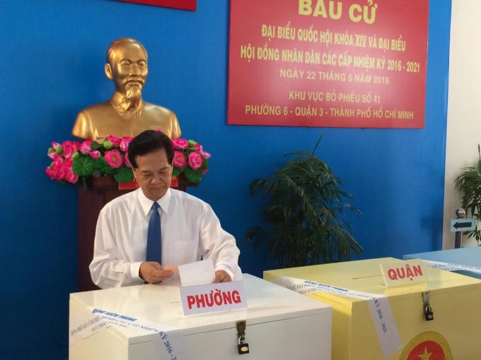 Nguyên Thủ tướng Nguyễn Tấn Dũng chào cờ trước buổi bỏ phiếu tại khu vực bỏ phiếu số 41, phường 6, quận 3, TP.HCM (Ảnh: Vietnamnet.vn).