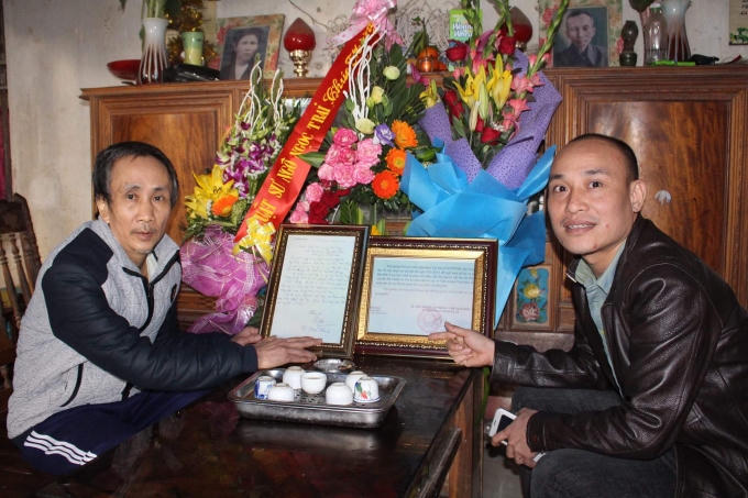 Nhà báo Phạm Quốc Cường đến chúc mừng ông Hàn Đức Long tại Bắc Giang được trả tự do sau 11 năm 2 tháng 2 ngày ngồi tù.