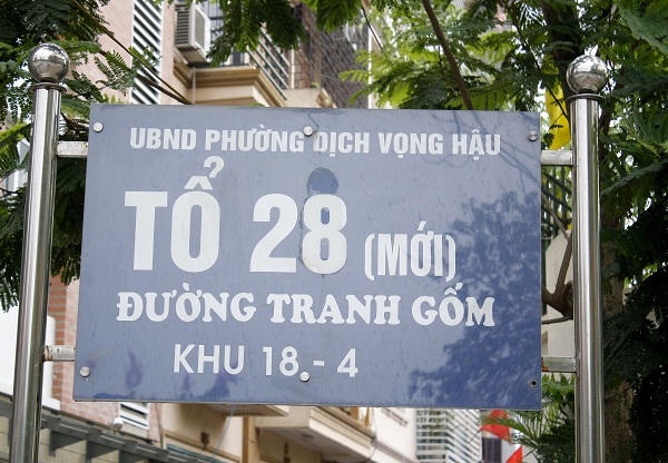 "Đường tranh gốm" nằm ở Tổ dân phố 28 (ngõ 78 Duy Tân, Cầu Giấy, Hà Nội).