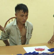 Đối tượng Hờ A Chu và tang vật tại cơ quan Công an.