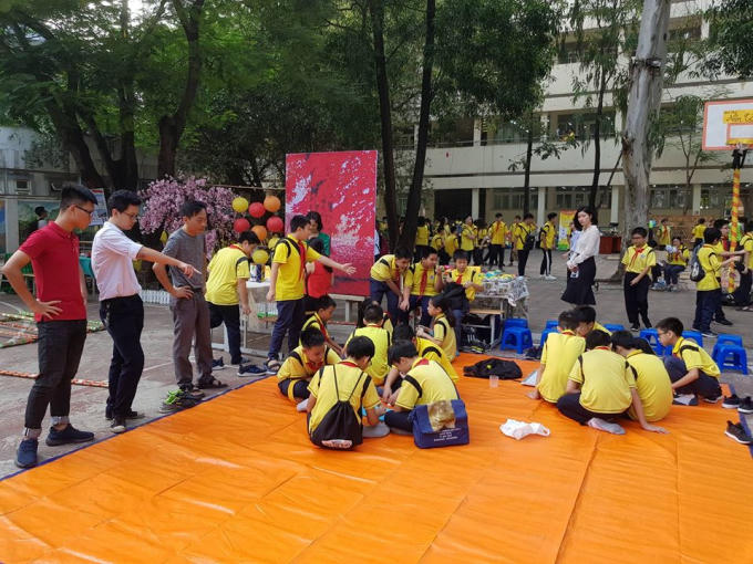 Rất đông các bạn học sinh khối lớp 6 tham gia hoạt động này.